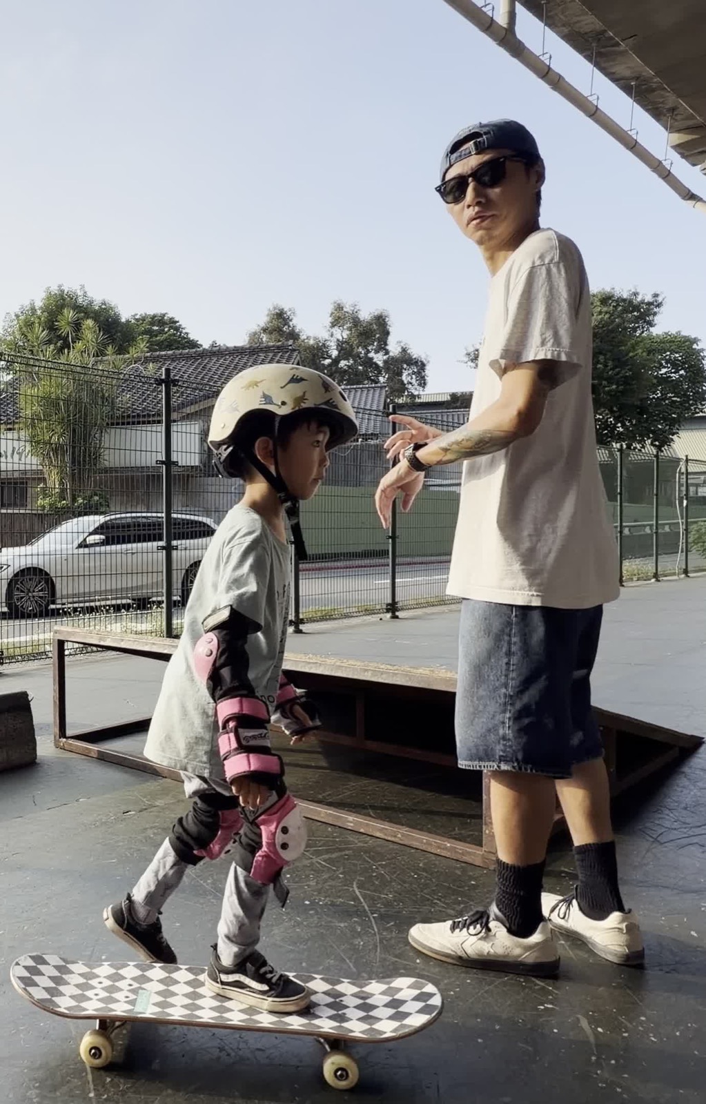 秀斗陪學生在滑板場練習